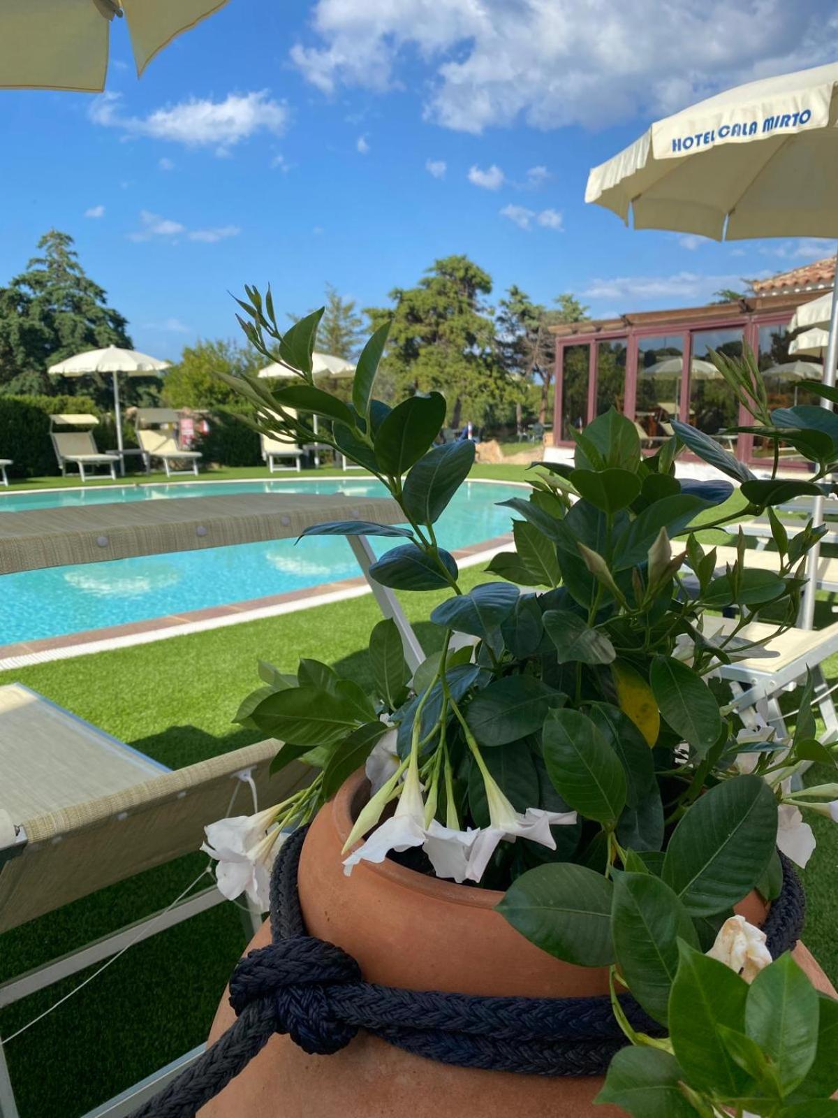 Hotel Cala Mirto Budoni Exteriör bild